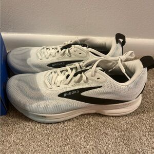 Brooks Men's White and Black Athletic Shoes